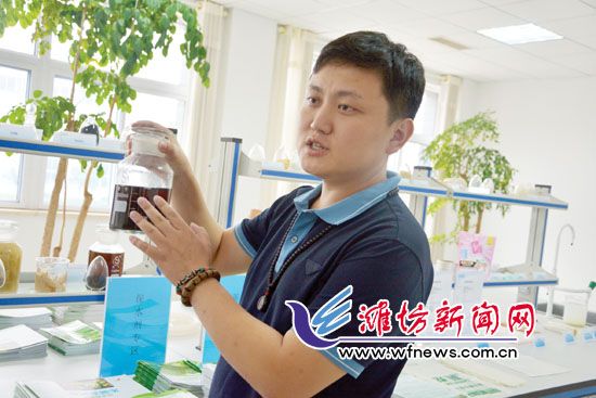 王曉凱正在介紹&ldquo;旱地寶&rdquo;的優勢。